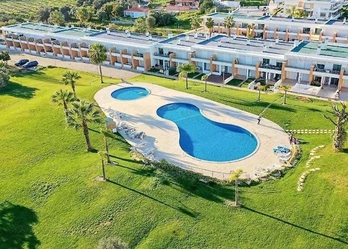 Beautiful House In T2 Pool And Garage Albufeira